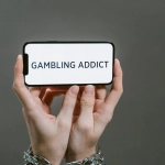 Человек перед выбором между азартными играми и жизненными решениями