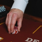 Карточная игра блэкджек в казино с фишками на столе