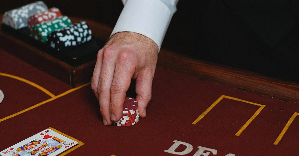 Карточная игра блэкджек в казино с фишками на столе