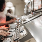 Игровые автоматы онлайн на экране компьютера - развлечение или зависимость