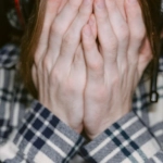 Человек перед компьютером, символизирующий бегство от жизненных решений