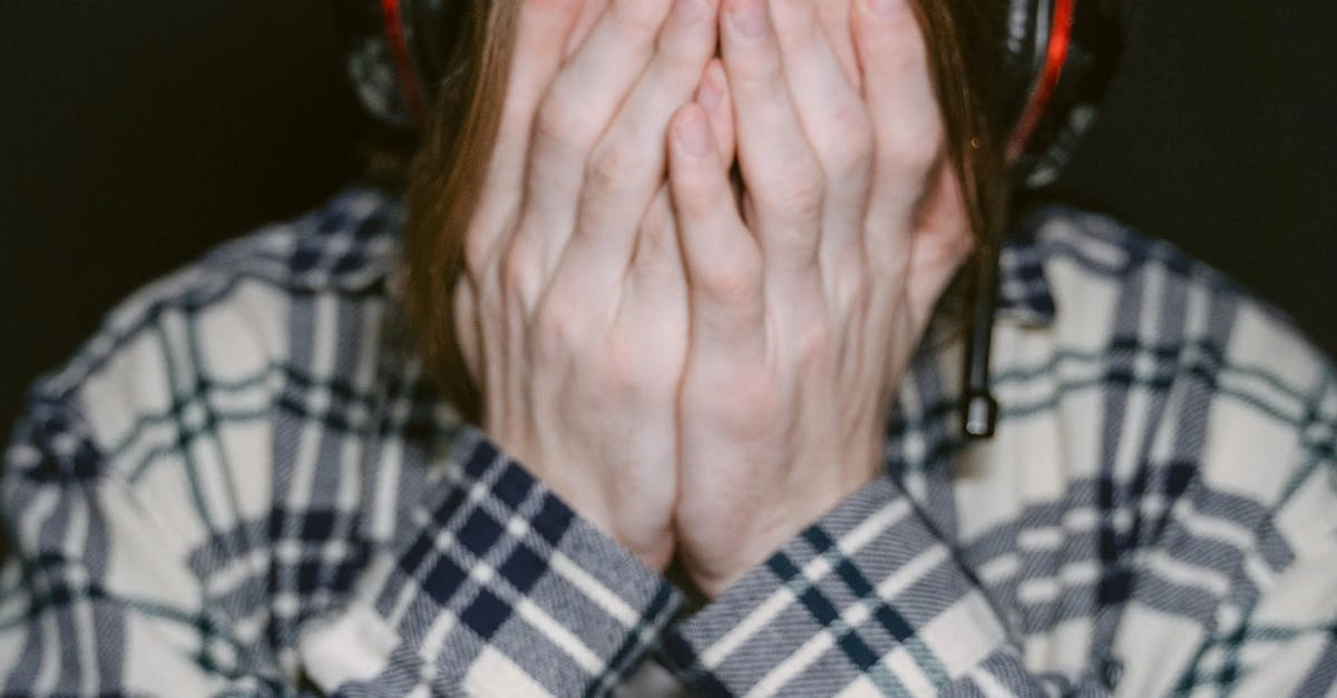 Человек перед компьютером, символизирующий бегство от жизненных решений