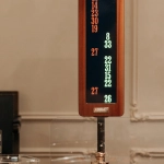 Человек размышляет о целесообразности игры в онлайн казино