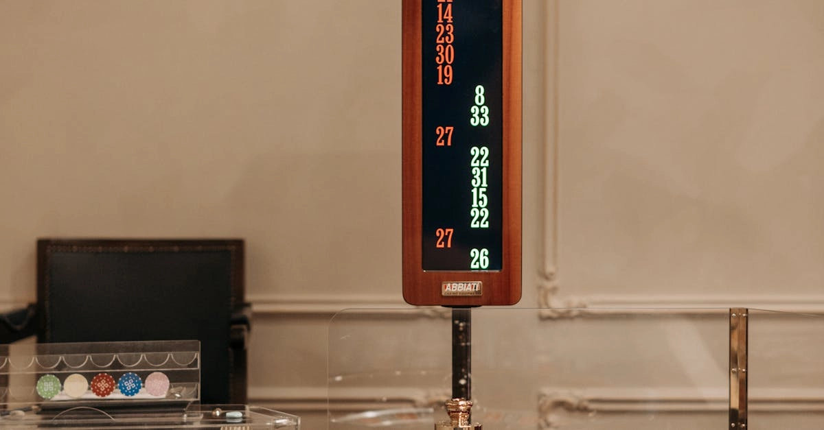 Человек размышляет о целесообразности игры в онлайн казино